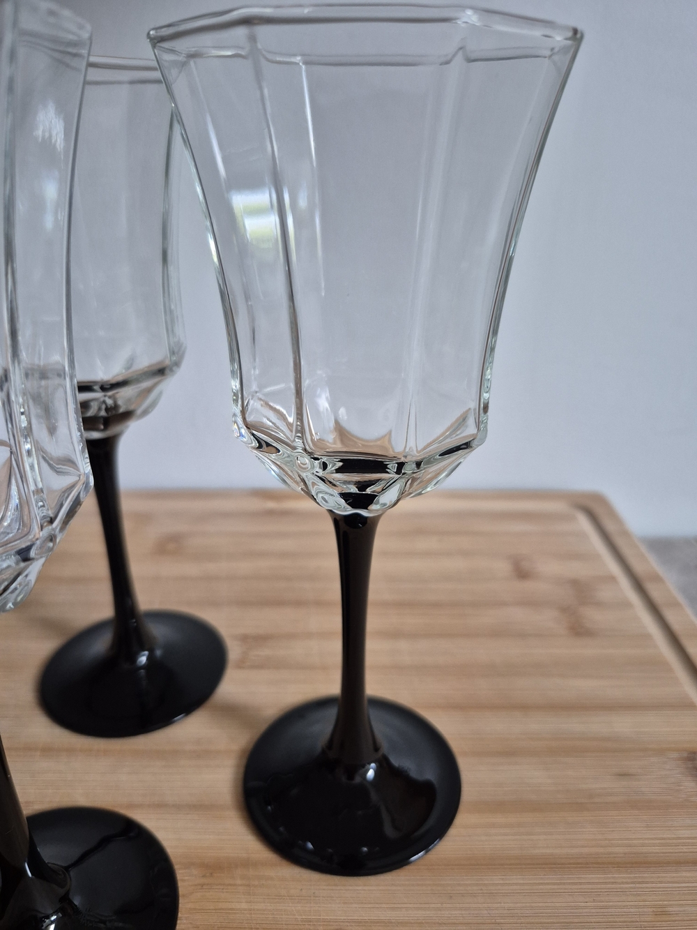 Vintage 80s Luminarc Octime Black Stem Glassware Set - 8pc Set (4 Wine/4 Champ) - Picture 7 of 10